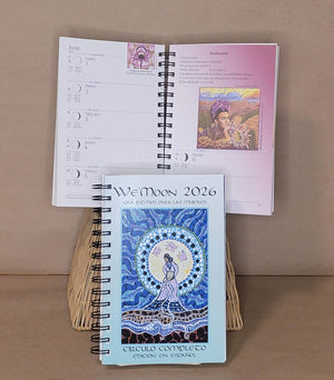 Agenda con hases lunares, arte, y astrologia.